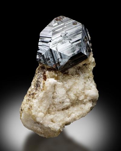 Uraninite<br />Provincia Badakhshan, Afganistán<br />3,5	x	3,0	x	5,5	cm<br /> (Author: MIM Museum)