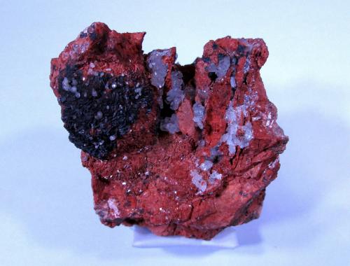 Hemimorfita, Smithsonita, Calcita y óxidos de manganeso<br />Udías, Comarca Costa Occidental, Cantabria, España<br />5''9 x 4''1cm.<br /> (Autor: phrancko)