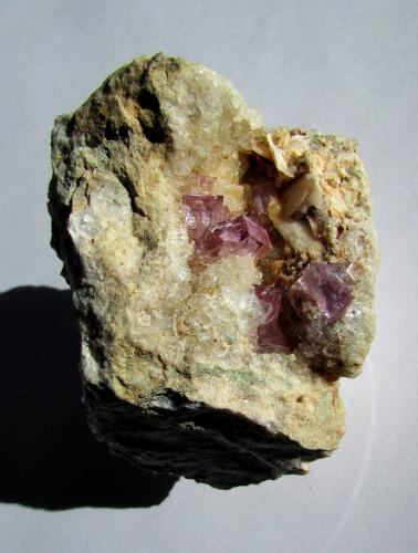 Fluorita, Barita y Cuarzo.<br />Zona minera de Berbes, Berbes, Ribadesella, Comarca Oriente, Principado de Asturias (Asturias), España<br />5''1 x 4''1 cm.<br /> (Autor: phrancko)