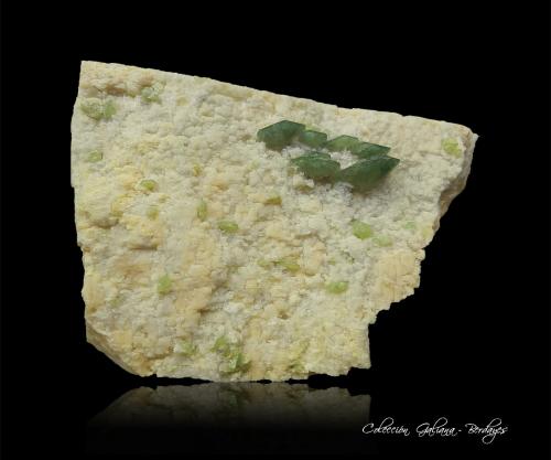 Hidroxilapatito<br />Mina Sapo, Ferruginha, Conselheiro Pena, Vale do Rio Doce, Minas Gerais, Brasil<br />104 x 65 x 48 mm<br /> (Autor: Rafael Galiana)
