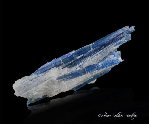 Cianita<br />Galiléia, Vale do Rio Doce, Minas Gerais, Brasil<br />127 x 42 x 23 mm.<br /> (Autor: Rafael Galiana)