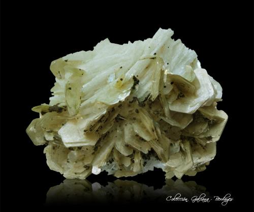 Albita (variedad cleavelandita)<br />Linópolis, Divino das Laranjeiras, Vale do Rio Doce, Minas Gerais, Brazil<br />92 x 71 x 60 mm.<br /> (Autor: Rafael Galiana)