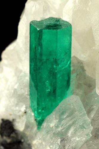 Beryl (variety emerald), Calcite<br /><br />35x38x37mm, main xl=12x4mm<br /> (Author: Fiebre Verde)