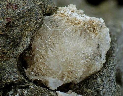 Mesolita y Natrolita<br />Barranco de Las Angustias, El Paso, La Palma, Provincia de Santa Cruz de Tenerife, Canarias, España<br />8 x 6 cm. la pieza; micro<br /> (Autor: canada)