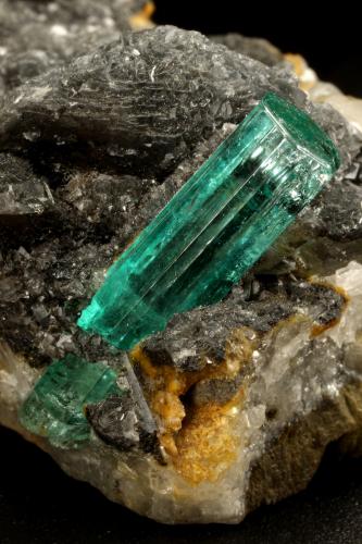 Beryl (variety emerald), Calcite<br />Muzo mining district, Western Emerald Belt, Boyacá Department, Colombia<br />62x27x39mm, original xl=25mm<br /> (Author: Fiebre Verde)