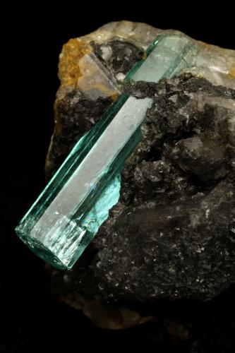 Beryl (variety emerald), Calcite<br />Muzo mining district, Western Emerald Belt, Boyacá Department, Colombia<br />62x27x39mm, original xl=25mm<br /> (Author: Fiebre Verde)