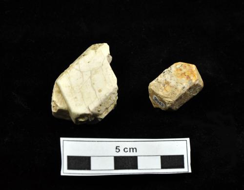 Ortoclasa<br />Las Cuerdas deposit, Las Cuerdas, Galapagar, Comarca Guadarrama, Community of Madrid, Spain<br />37 x 28 y 22 x 14 mm<br /> (Autor: Ramón Jiménez)