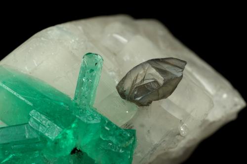 Beryl (variety emerald), Calcite, Dolomite<br />La Pita mining district, Cunas Mine, Municipio Maripí, Western Emerald Belt, Boyacá Department, Colombia<br />rhomb size=30x30x30mm, longest xl=18mm<br /> (Author: Fiebre Verde)