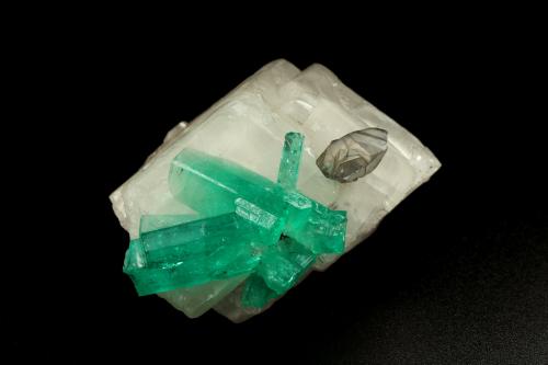 Beryl (variety emerald), Calcite, Dolomite<br />La Pita mining district, Cunas Mine, Municipio Maripí, Western Emerald Belt, Boyacá Department, Colombia<br />rhomb size=30x30x30mm, longest xl=18mm<br /> (Author: Fiebre Verde)