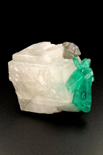 Beryl (variety emerald), Calcite, Dolomite<br />La Pita mining district, Cunas Mine, Municipio Maripí, Western Emerald Belt, Boyacá Department, Colombia<br />rhomb size=30x30x30mm, longest xl=18mm<br /> (Author: Fiebre Verde)