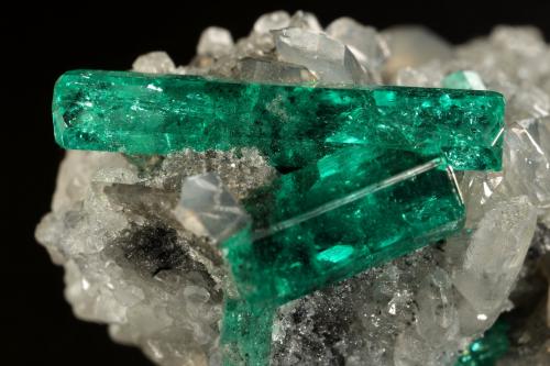 Beryl (variety emerald), Calcite, Dolomite, Pyrite<br />La Pita mining district, Cunas Mine, Municipio Maripí, Western Emerald Belt, Boyacá Department, Colombia<br />28x33x28mm, main xls=18mm & 9mm<br /> (Author: Fiebre Verde)