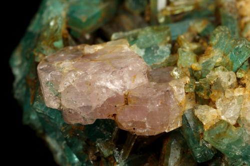 Beryl (variety emerald), Albite (variety cleavelandite), Calcite, Apatite<br />Colombia<br />37x18x33mm<br /> (Author: Fiebre Verde)