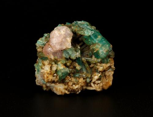 Beryl (variety emerald), Albite (variety cleavelandite), Calcite, Apatite<br />Colombia<br />37x18x33mm<br /> (Author: Fiebre Verde)