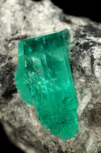 Beryl (variety emerald), Calcite<br />Coscuez (distrito minero), Municipio San Pablo de Borbur, Cinturón Esmeraldífero Occidental, Departamento Boyacá, Colombia<br />44x41x23mm, xl=15x9x7mm<br /> (Author: Fiebre Verde)