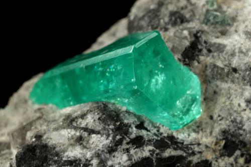 Beryl (variety emerald), Calcite<br />Coscuez mining district, Municipio San Pablo de Borbur, Western Emerald Belt, Boyacá Department, Colombia<br />44x41x23mm, xl=15x9x7mm<br /> (Author: Fiebre Verde)