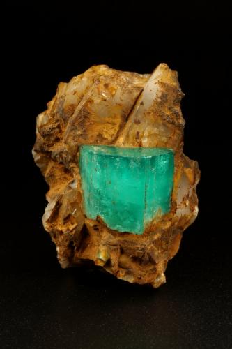 Beryl (variety emerald), Quartz<br />Gachalá mining district,  El Toro Mine, Municipio Gachalá, Eastern Emerald Belt, Cundinamarca Department, Colombia<br />37x48x41mm, xl=17x20mm<br /> (Author: Fiebre Verde)