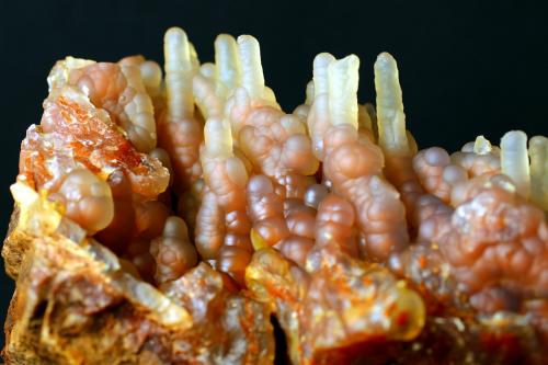 Quartz (variety chalcedony)<br />Guanajuato, Mexico<br />12.5 x 8.6 x 8.2 centimetros<br /> (Author: Ricardo Melendez)