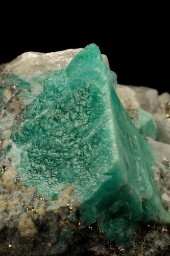 Beryl (variety emerald), Calcite, Pyrite<br />Gachalá (distrito minero), Municipio Gachalá, Cinturón Esmeraldífero Oriental, Departamento Cundinamarca, Colombia<br />55x36x35mm, xl=24x20mm<br /> (Author: Fiebre Verde)