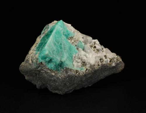 Beryl (variety emerald), Calcite, Pyrite<br />Gachalá mining district, Municipio Gachalá, Eastern Emerald Belt, Cundinamarca Department, Colombia<br />55x36x35mm, xl=24x20mm<br /> (Author: Fiebre Verde)