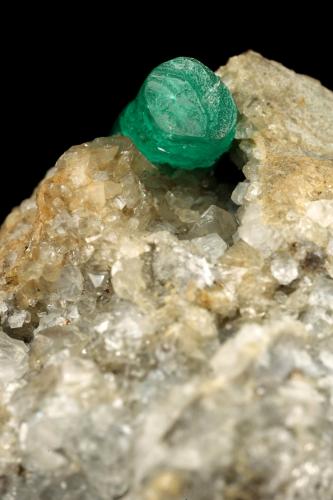 Beryl (variety emerald), Calcite, Pyrite<br />Chivor (distrito minero), Municipio Chivor, Cinturón Esmeraldífero Oriental, Departamento Boyacá, Colombia<br />56x63x43mm, xl=30x7mm<br /> (Author: Fiebre Verde)