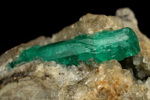 Beryl (variety emerald), Calcite, Pyrite<br />Chivor (distrito minero), Municipio Chivor, Cinturón Esmeraldífero Oriental, Departamento Boyacá, Colombia<br />56x63x43mm, xl=30x7mm<br /> (Author: Fiebre Verde)