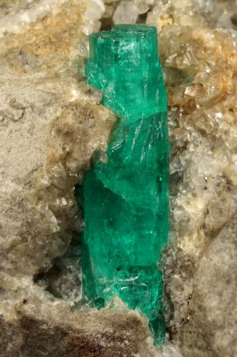 Beryl (variety emerald), Calcite, Pyrite<br />Chivor mining district, Municipio Chivor, Eastern Emerald Belt, Boyacá Department, Colombia<br />56x63x43mm, xl=30x7mm<br /> (Author: Fiebre Verde)