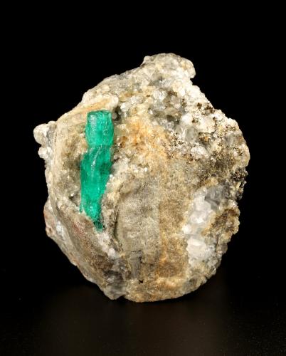 Beryl (variety emerald), Calcite, Pyrite<br />Chivor (distrito minero), Municipio Chivor, Cinturón Esmeraldífero Oriental, Departamento Boyacá, Colombia<br />56x63x43mm, xl=30x7mm<br /> (Author: Fiebre Verde)