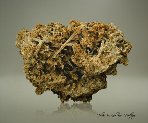 Albita (variedad andesina)<br />Portland Harbour Trust Quarry, Sir William Grant Cape, Portland, Glenelg Shire, Victoria, Australia<br />83 x 84 x 72 mm.<br /> (Autor: Rafael Galiana)