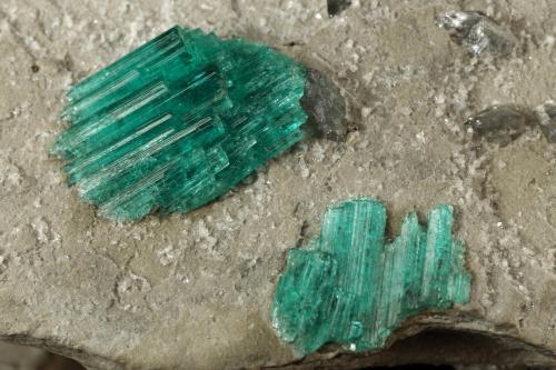 Beryl (variety emerald), Calcite, Dolomite, Pyrite<br />Chivor mining district, Municipio Chivor, Eastern Emerald Belt, Boyacá Department, Colombia<br />100x80x50mm, largest aggregate=17x13mm<br /> (Author: Fiebre Verde)