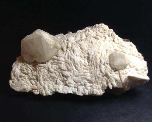 Pollucita, Albita y Topacio<br />Mawi Pegmatite, Nilaw-Kolum, Du Ab District, Nuristan Province, Afghanistan<br />14 x 8 x 5 cm<br /> (Autor: Antonio Alcaide)