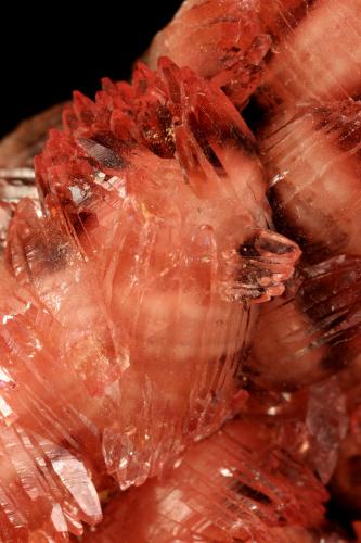 Rhodochrosite, Manganite<br />Mina N'chwaning I, Zona minera N'Chwaning, Kuruman, Kalahari manganese field (KMF), Provincia Septentrional del Cabo, Sudáfrica<br />64x37x27mm<br /> (Author: Fiebre Verde)