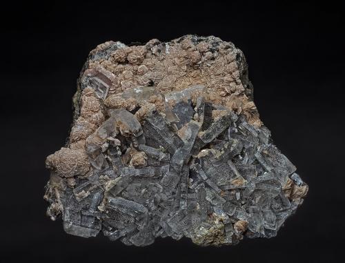 Barite, Rhodochrosite<br />Inakuraishi Mine, Furubira, Shakotan Peninsula, Shiribeshi Subprefecture, Hokkaidō, Japan<br />7.3 x 7.5 cm<br /> (Author: am mizunaka)