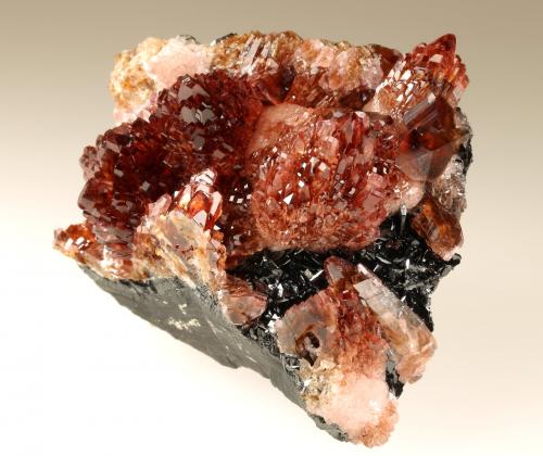Rhodochrosite, Manganite<br />Zona minera N'Chwaning, Kuruman, Kalahari manganese field (KMF), Provincia Septentrional del Cabo, Sudáfrica<br />38x39x28mm<br /> (Author: Fiebre Verde)