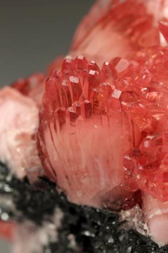 Rhodochrosite, Manganite<br />N'Chwaning I Mine, N'Chwaning mining area, Kuruman, Kalahari manganese field (KMF), Northern Cape Province, South Africa<br />39x29x27mm<br /> (Author: Fiebre Verde)