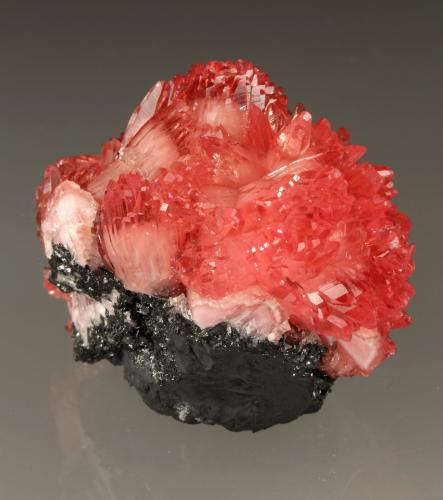 Rhodochrosite, Manganite<br />Mina N'chwaning I, Zona minera N'Chwaning, Kuruman, Kalahari manganese field (KMF), Provincia Septentrional del Cabo, Sudáfrica<br />39x29x27mm<br /> (Author: Fiebre Verde)