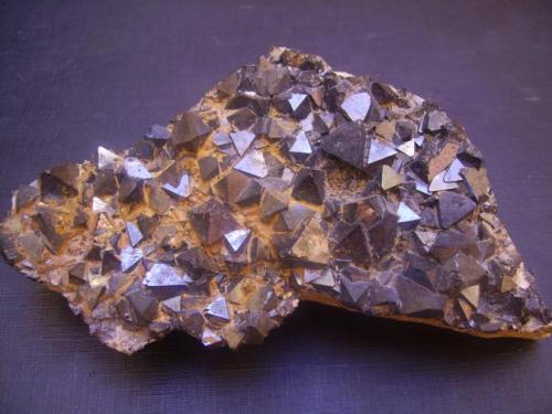 Magnetita<br />Cerro Huañaquino, Paco Grande, Provincia Tomás Frías, Departamento Potosí, Bolivia<br />11 x 5 x 3 cm<br /> (Autor: Antonio Alcaide)