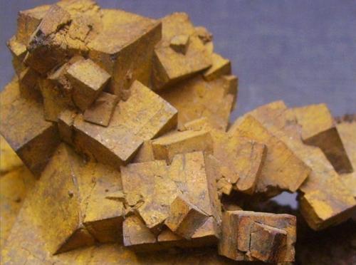 limonita pseudomórfica de Pirita<br />Pyrite deposit, Llanos de Arenalejos, Carratraca, Comarca Valle del Guadalhorce, Málaga, Andalusia, Spain<br />8 x 5 x 4,5 cm<br /> (Autor: Antonio Alcaide)