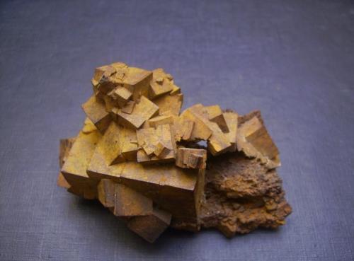 limonita pseudomórfica de Pirita<br />Pyrite deposit, Llanos de Arenalejos, Carratraca, Comarca Valle del Guadalhorce, Málaga, Andalusia, Spain<br />8 x 5 x 4,5 cm<br /> (Autor: Antonio Alcaide)