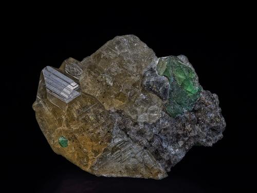 Quartz, Beryl (variety emerald)<br />Rist Mine, Hiddenite, Alexander County, North Carolina, USA<br />3.3 x 3.3 x 1.6 cm<br /> (Author: am mizunaka)
