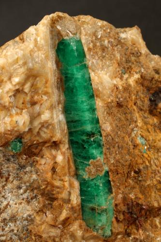 Beryl (variety emerald), Muscovite<br />Kamar Safed outcrop (Kamar Saphed), Khenj emerald area, Khenj District, Panjshir Province, Afghanistan<br />110x95x35, xl=44mm<br /> (Author: Fiebre Verde)