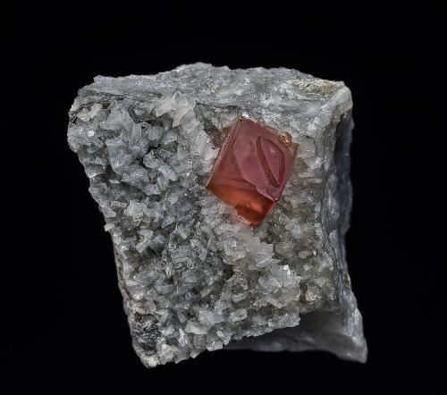 Rhodochrosite, Albite<br />Mina Foote Lithium Co. (Mina Foote), Distrito Kings Mountain, Condado Cleveland, North Carolina, USA<br />2.0 x 2.8 cm<br /> (Author: am mizunaka)