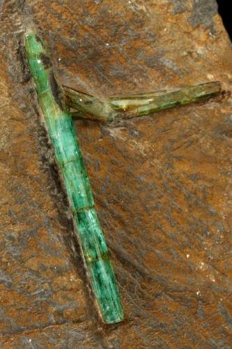 Beryl (Var. Emerald)<br />Chivor mining district, Municipio Chivor, Eastern Emerald Belt, Boyacá Department, Colombia<br />46x78x24mm, longest xl=31mm<br /> (Author: Fiebre Verde)