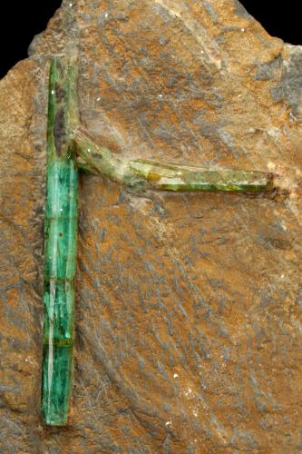 Beryl (variety emerald)<br />Chivor mining district, Municipio Chivor, Eastern Emerald Belt, Boyacá Department, Colombia<br />46x78x24mm, longest xl=31mm<br /> (Author: Fiebre Verde)