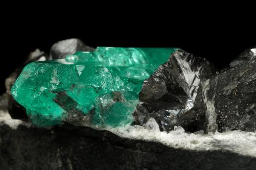 Beryl (variety emerald), Albite (variety cleavelandite), Dolomite<br />Chivor mining district, Municipio Chivor, Eastern Emerald Belt, Boyacá Department, Colombia<br />80x39x33mm, aggregate=35x16mm<br /> (Author: Fiebre Verde)