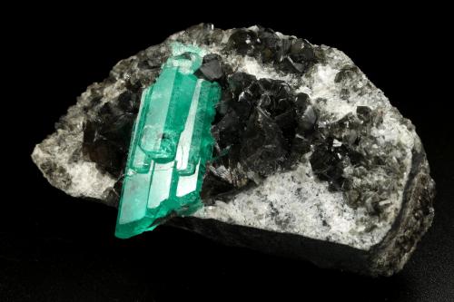 Beryl (variety emerald), Albite (variety cleavelandite), Dolomite<br />Chivor mining district, Municipio Chivor, Eastern Emerald Belt, Boyacá Department, Colombia<br />80x39x33mm, aggregate=35x16mm<br /> (Author: Fiebre Verde)