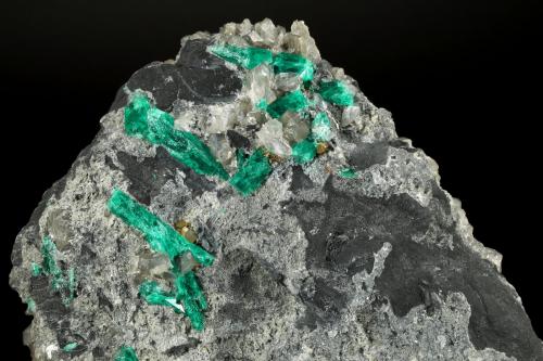 Beryl (variety emerald), Calcite, Dolomite, Pyrite<br />La Pita mining district, Municipio Maripí, Western Emerald Belt, Boyacá Department, Colombia<br />98x83x35mm, longest xl=20mm<br /> (Author: Fiebre Verde)