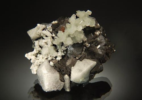 Scheelite<br />Zona minera Huanggang, Hexigten Banner (Kèshíkèténg Qí), Chifeng (Ulanhad), Región Autónoma Mongolia Interior, China<br />3.5 x 6.5 x 8.2 cm.<br /> (Author: crosstimber)
