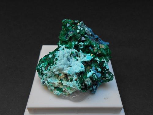 Dioptasa y Shattuckita<br />Tantara Mine, Shinkolobwe, Katanga Copper Crescent, Katanga (Shaba), Democratic Republic of the Congo (Zaire)<br />5 x 4 x 3,5 cm<br /> (Autor: Antonio Alcaide)