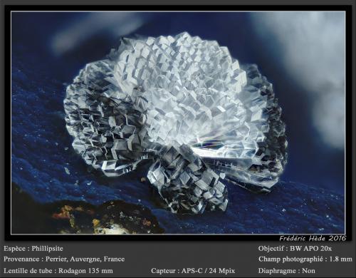 Phillipsite<br />Roca-Neyra, Perrier, Issoire District, Puy-de-Dôme Department, Auvergne-Rhône-Alpes, France<br />fov 1.8 mm<br /> (Author: ploum)