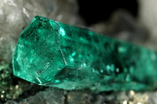 Beryl (variety emerald), Calcite, Dolomite, Pyrite<br />Chivor mining district, Municipio Chivor, Eastern Emerald Belt, Boyacá Department, Colombia<br />31x56x28mm, xl=19x6mm<br /> (Author: Fiebre Verde)